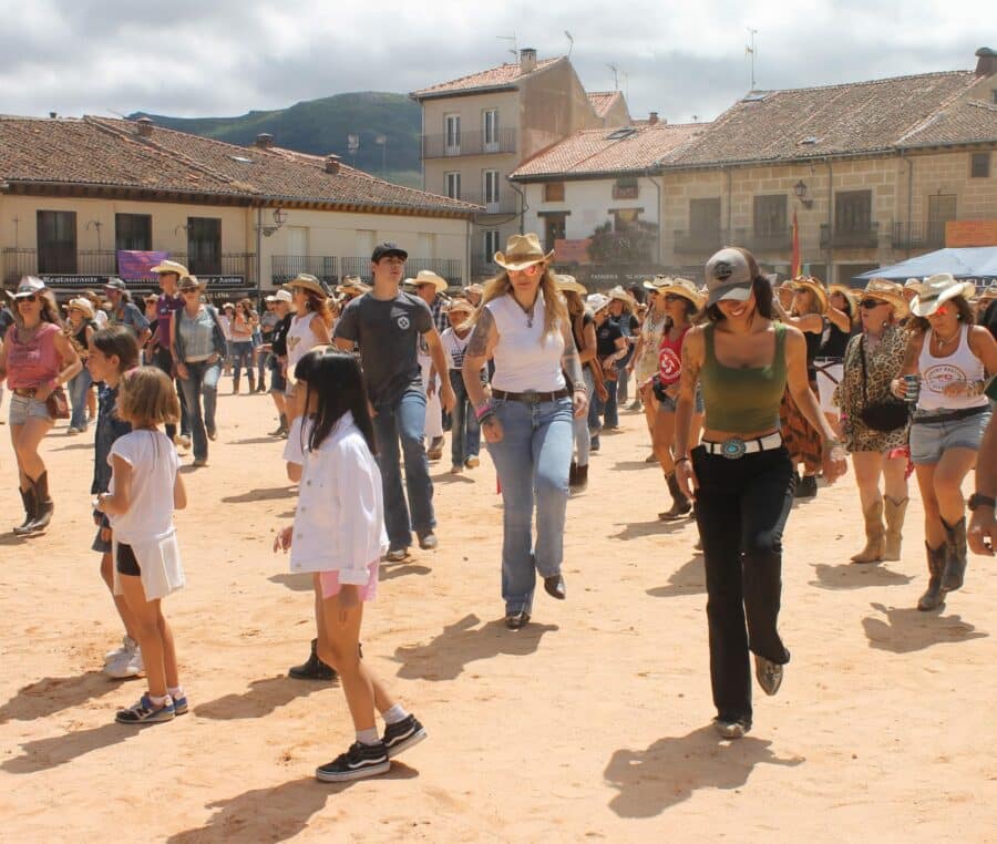 grupo de bailarines en un festival country