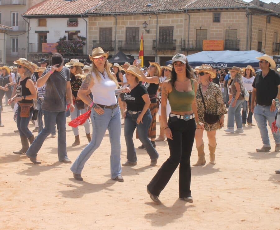 grupo de personas bailando en un festival con BCLD y NatAlia