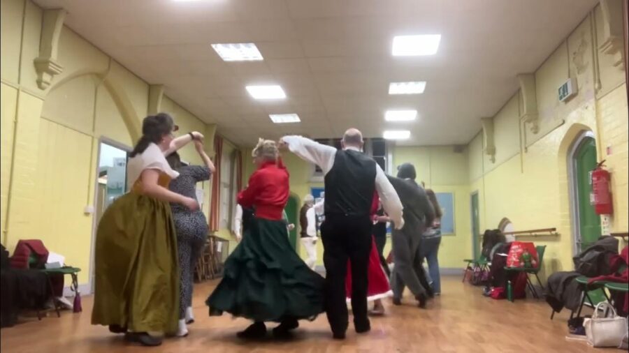 grupo de personas bailando chapelloise